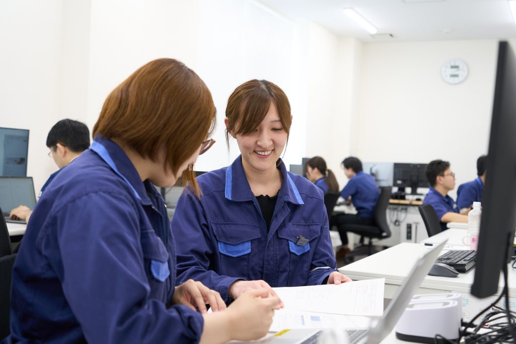 ソフトウエア開発メンバーが働いている風景